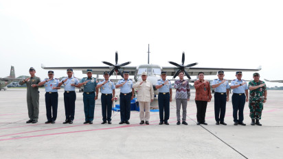 Prabowo Serahkan 5 Pesawat NC-212i Baru Buatan Anak Bangsa ke TNI AU