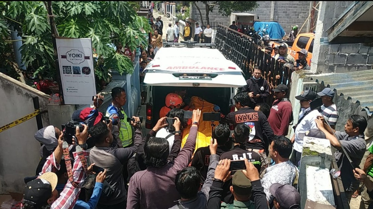Kejam! Bapak, Ibu dan Anak di Malang Tewas Diduga Bunuh Diri, Sisakan Satu Anak
            - galeri foto