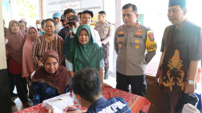 Polres Nganjuk Sosialisasikan Pemilu Aman Lewat Pengobatan Gratis dan Bansos untuk Warga