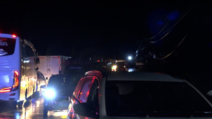 Tiang Listrik Tumbang Tutup Badan Jalan, Picu Kemacetan Panjang Hingga Berjam-jam