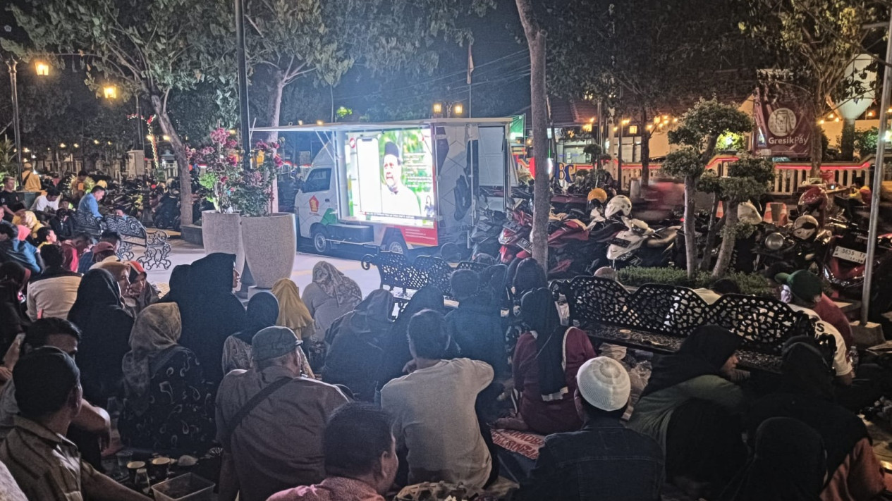 Antusias, Masyarakat Kota Santri Gresik Nobar Debat Capres Perdana di Bandar Grisse
            - galeri foto