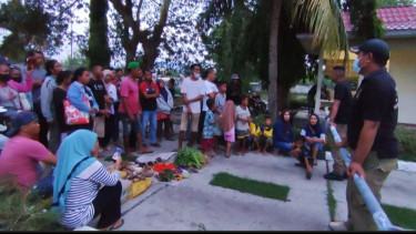 Pasar Ditutup, Pedagang Jual Sayur dan Tomat di Rujab Bupati Sikka