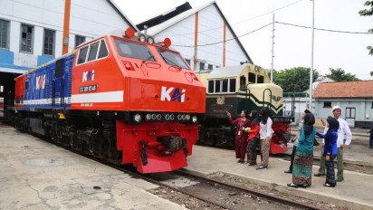 Lokomotif Kereta Livery Vintage Merah dan Biru Meriahkan 1 Abad Beroperasinya Depo Sidotopo