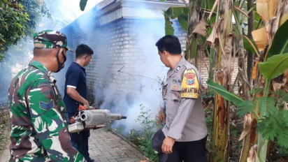 Kasus DBD Capai 29 Orang, Petugas Kesehatan di Pamekasan Lakukan Fogging Rumah Warga