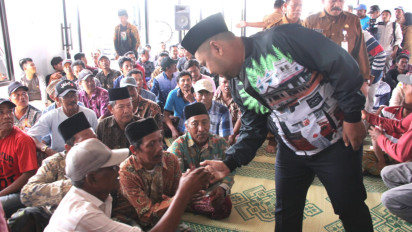Rentan Terjerat Pinjaman Online, Pemkab Gresik Bagikan Ribuan Paket Sembako ke Nelayan