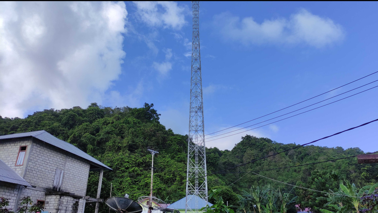 Detik-detik Siswa SMP di Cirebon Nekat Panjat Tower 72 Meter Gegara Rebutan HP dengan Kakak
            - galeri foto