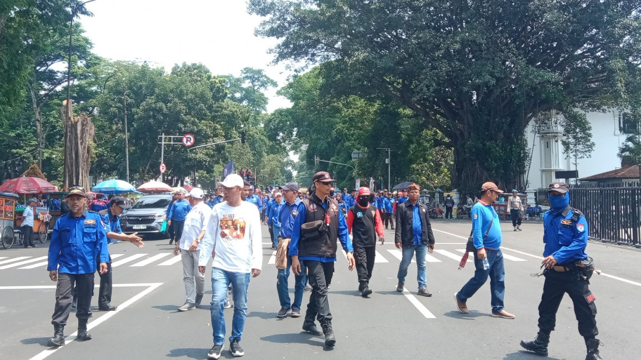 Negosiasi UMK! Ribuan Buruh Geruduk Gedung Sate Bandung
            - galeri foto