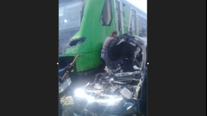 Miris, Detik-detik Kereta Api Fedder Bandung Tertemper Mobil, 6 Orang Tewas