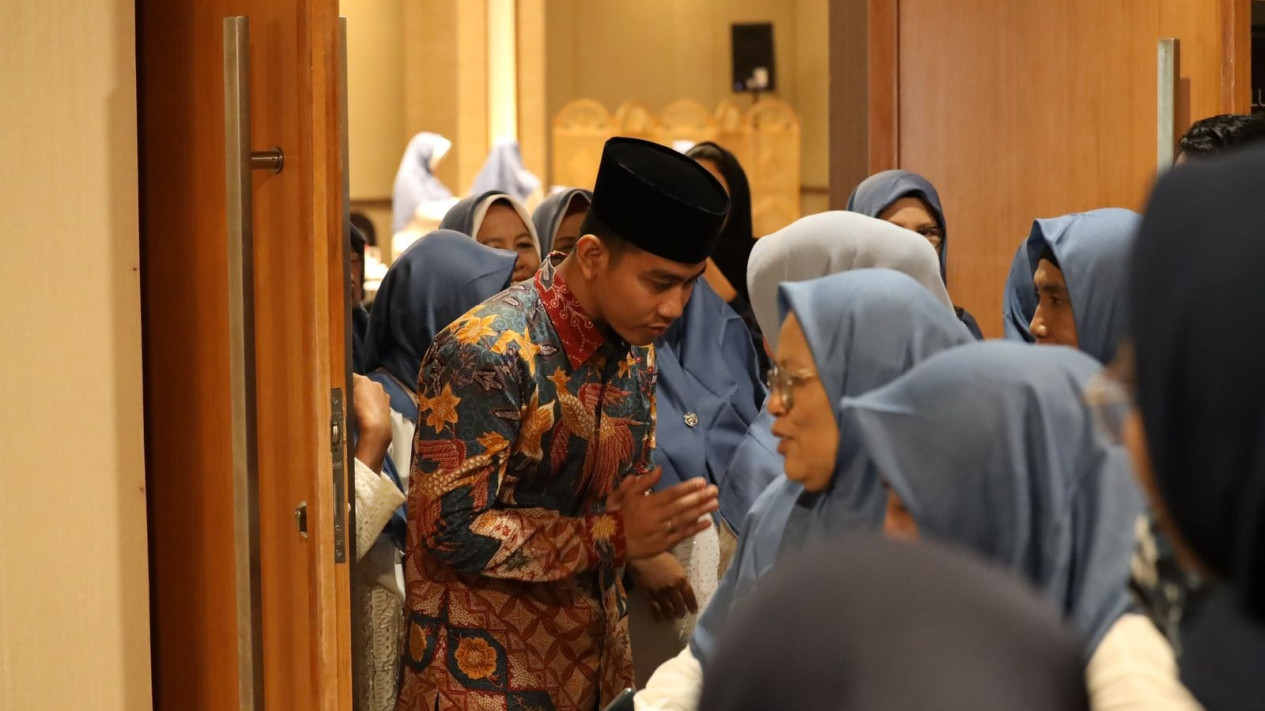 Temui Ratusan Bu Nyai di Solo, Gibran Minta Santri di Indonesia Siap Hadapi Revolusi Industri 5.0
            - galeri foto