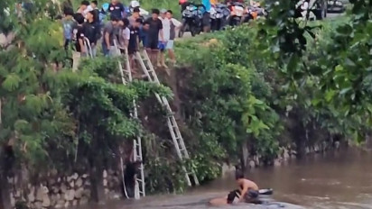 Mobil Berisi Satu Keluarga Terjun ke Sungai, Proses Evakuasi Korban Berlangsung Dramatis