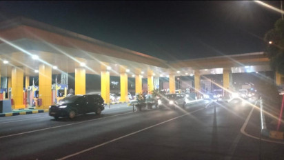 Kondisi Arus Lalu Lintas Tol Cipularang, setelah Aksi Buruh Blokade Kendaraan Pengguna yang Melintas