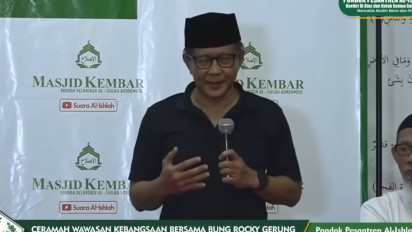 Berkopiah Hitam, Rocky Gerung yang Non Muslim Isi Kajian di Pesantren: Di dalam Al-Baqarah Ayat 155..