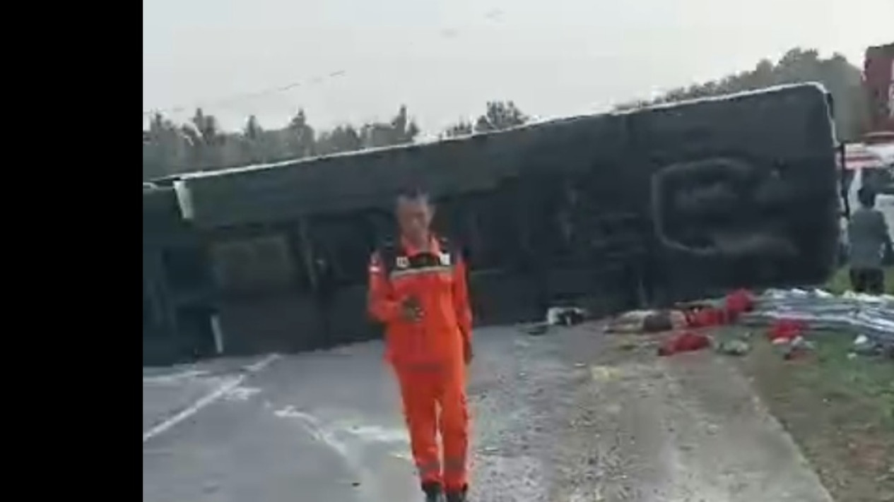 Kecelakaan Bus Handoyo di Tol Cikampek, 10 Orang Dikabarkan Tewas
            - galeri foto
