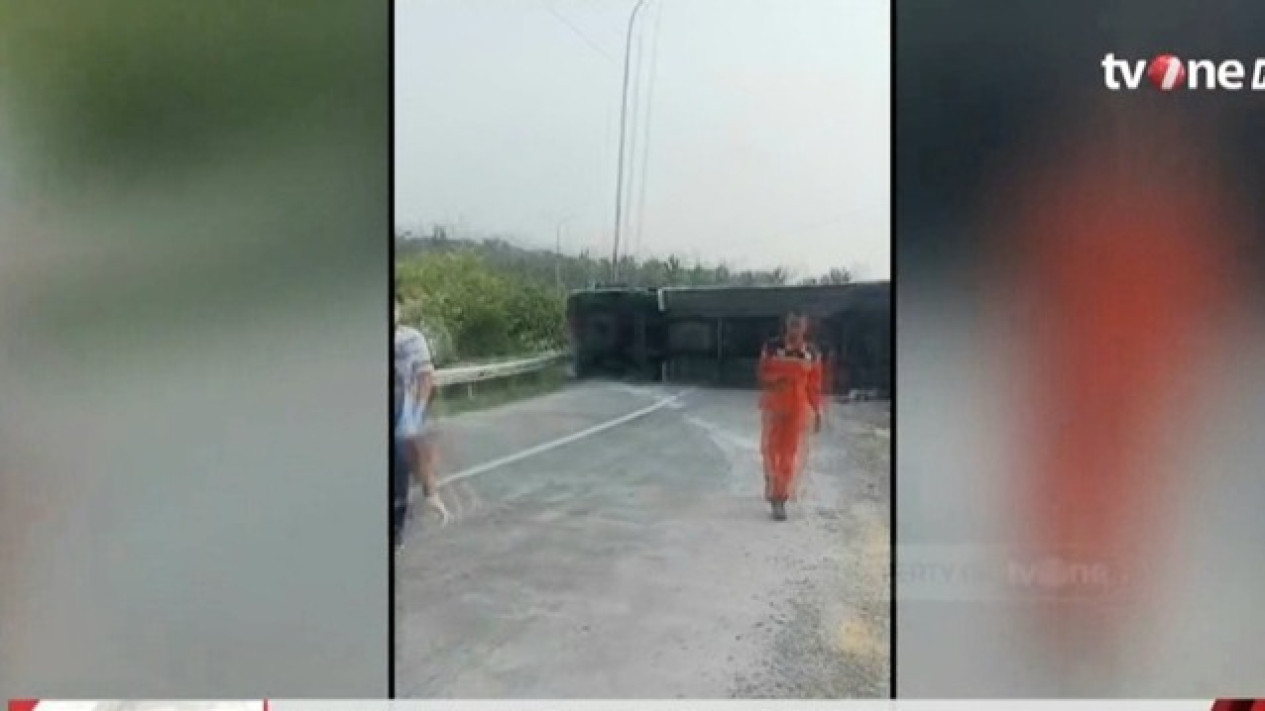 Merinding! Kronologi Bus Handoyo Kecelakaan Terguling Tabrak Pembatas di Tol Cipali, 12 Orang Tewas, Pengemudi Syok
            - galeri foto
