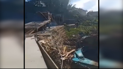 Viral! Video Detik-detik Alat Berat Terguling ke Dalam Jurang di Enrekang