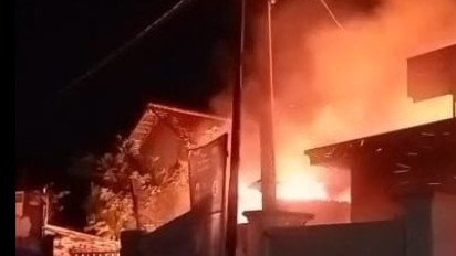 Bengkel Servis Radiator di Probolinggo Ludes Terbakar, Tiga Unit Mobil Damkar Dikerahkan