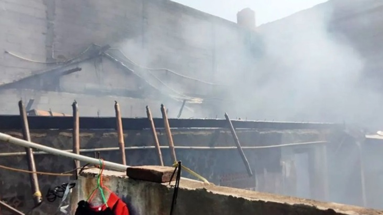 Suami Nekat Bakar Rumah di Kalideres karena Tidak Mau Diceraikan Istri, Ibu Mertua Malah Jadi Korban Tewas Terpanggang
            - galeri foto