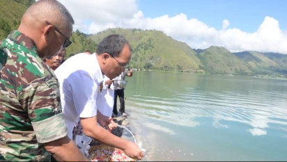 Isak Tangis Warnai Tabur Bunga Bagi Korban Banjir Bandang Humbahas yang Belum Ditemukan