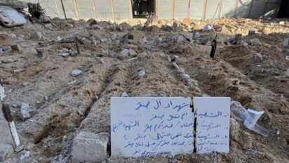 Banyak Keluarga yang Menguburkan Jenazah Kerabat di Jalur Gaza