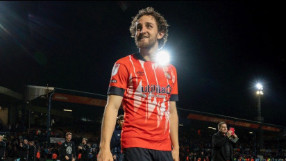 Luton Pastikan Kondisi Tom Lockyer Stabil Usai Kolaps di Pertandingan Liga Inggris