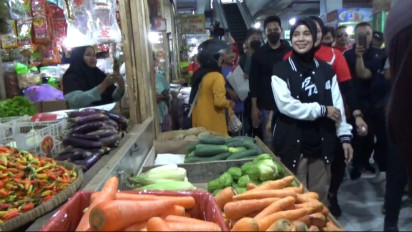 Siti Atikoh Ganjar Pranowo Senam bersama Ratusan Relawan dan Blusukan ke Pasar Madiun, Serap Aspirasi Pedagang