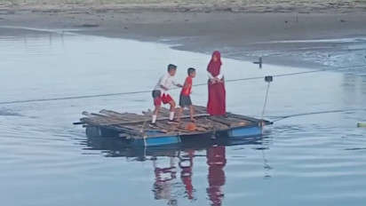 Viral..Jembatan Putus, Siswa SD di Mamuju Gunakan Rakit Seberangi Sungai Air Deras Menuju Sekolah