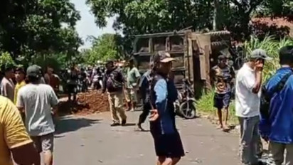 Truk Tronton Angkut Material Tambang Tol Probowangi Sasak Sejumlah Pemotor, 2 Tewas dan 3 Korban Luka Parah