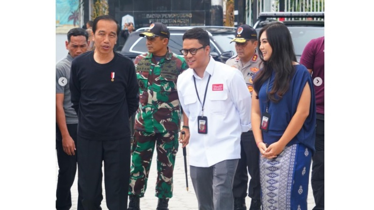 Seleb Arief Muhammad Bangga Restoran Padang Payakumbuah Miliknya Menjadi Bisnis F&B Pertama yang Diresmikan Presiden Jokowi
            - galeri foto