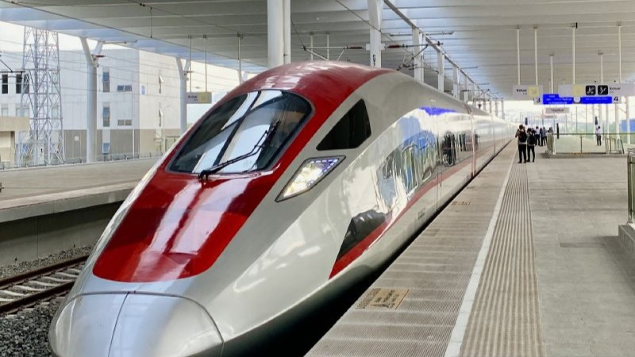 Evaluasi Whoosh 2 Bulan Beroperasi, KCIC: Ketepatan Waktu Berangkat Capai 99,9 Persen
            - galeri foto