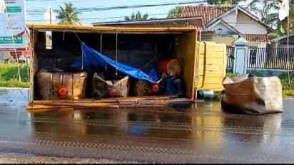 Truk Roda 6 Bermuatan Minyak yang Diduga Ilegal Terguling Saat Melintas di Pali