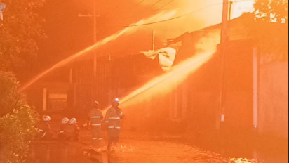 Gudang Cairan Tiner di Jalan Kalianak Madya Surabaya Terbakar, 6 Orang Luka, 1 Orang Diduga Terjebak