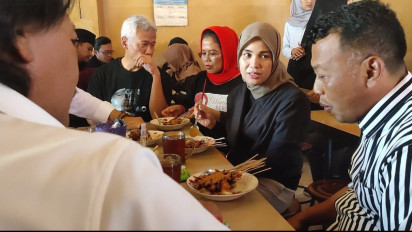 Kampanye di Ponorogo, Siti Atikoh Ganjar Pranowo Rasakan Lezatnya Sate Khas Kota Reog