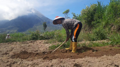 Petani Lereng Merbabu Maju Sebagai Caleg DPRD Boyolali, Modal Kartu Nama dan Dukungan Sesama Petani