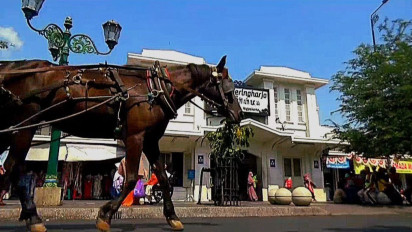 Reresik Jalan Malioboro, Kusir Andong Siap Sambut Wisatawan Libur Nataru di Yogyakarta