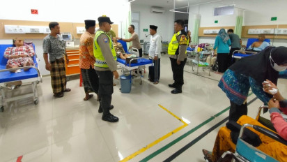 Diduga Alami Kerusakan Rem, Sebuah Mobil Pick up Sarat Rombongan Takziah Terguling