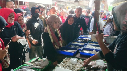Blusukan ke Pasar Ngemplak Tulungagung, Siti Atikoh Ganjar Pranowo Pantau Kestabilan Harga