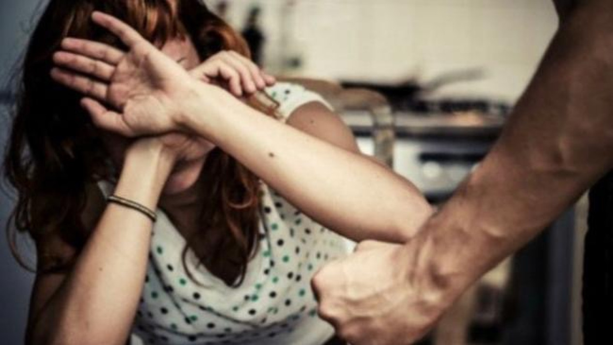 Seorang Pria di Metro Lampung Diduga Perkosa Teman Wanitanya dan Ancam Pakai Parang, Polisi Sebut Sudah Diamankan
            - galeri foto