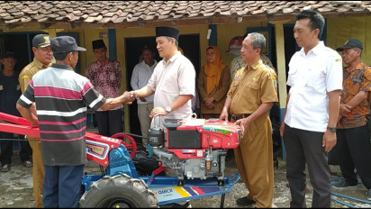Partai Gerindra Dapil X Sebar Bantuan Sarana Olahraga dan Alat Pertanian Mesin Traktor di Mojokerto Raya dan Jombang