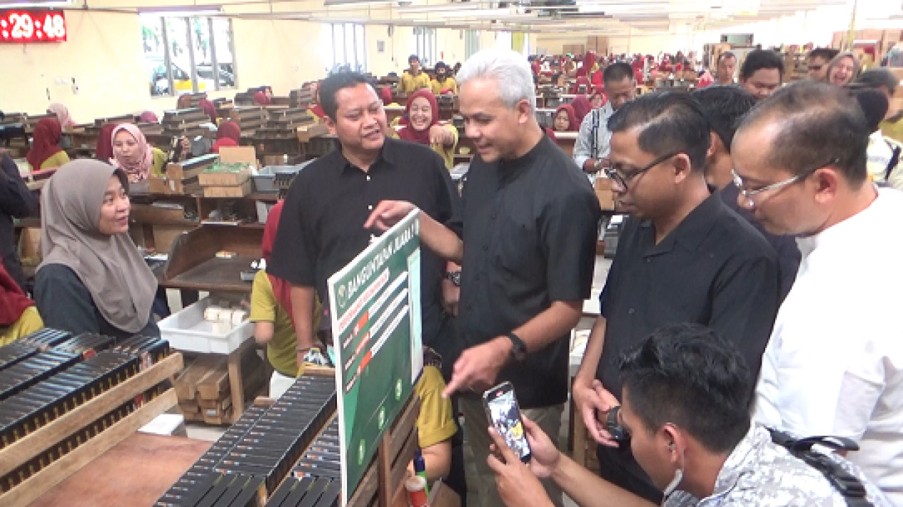 Kunjungi Pabrik Rokok di Bantul, Ganjar Pranowo Tegaskan Posisinya Sebagai Pembela Petani Tembakau
            - galeri foto