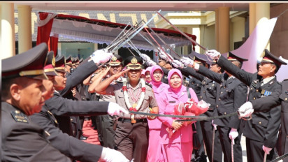 Barisan Pedang Pora Iringi Purna Bakti 38 Anggota Polri dan ASN Polres Nganjuk, Ini Daftar Pangkatnya