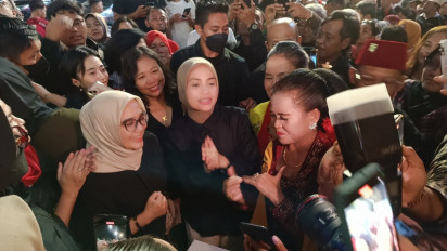 Disambut Warga Surabaya, Istri Ganjar Pranowo Terkesan saat Jalan-jalan di Kawasan Tunjungan Surabaya