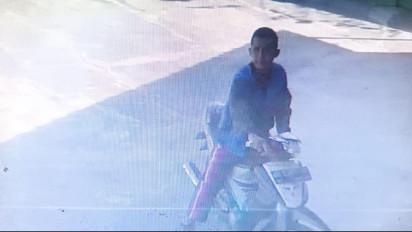 Aksi Pencuri Kotak Amal di Musala Al-Fattah Jatiagung Terekam CCTV