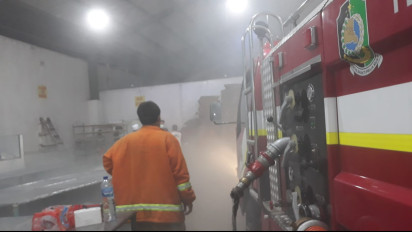 Padamkan Kebakaran Gudang Ikan di Banyuwangi, Sejumlah Petugas Damkar Tumbang Kehabisan Oksigen