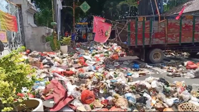 Ratusan Petugas Kebersihan Protes soal Kenaikan Pembayaran Sampah di Depan Pendopo Kabupaten Sidoarjo