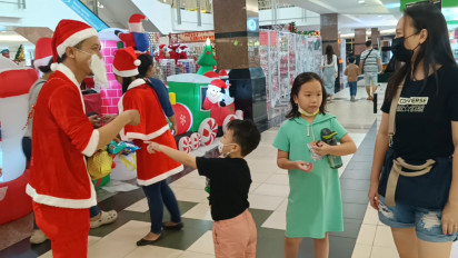 Santa Claus Berkeliling Mall di Surabaya, Beri Hadiah dan Hiburan untuk Anak-anak