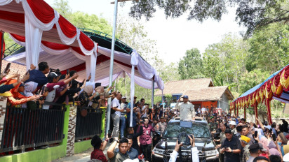 Warga Antusias Sambut Kehadiran Prabowo di Kuningan, Peluk Hangat hingga Selfie Bersama