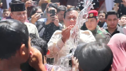 Antusiasme Warga Kuningan di Tengah Peresmian Titik Air Bersih oleh Prabowo