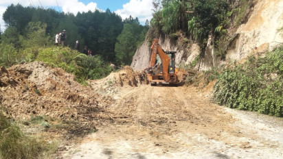 Jalan Provinsi Penghubung Antar Kecamatan di Taput Lumpuh Tertimbun Tanah Longsor