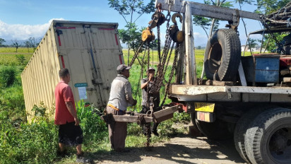Diduga Sopir Mengantuk, Truk Box Tabrak Pemotor hingga Tewas di Probolinggo