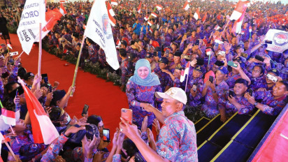 Gubernur Khofifah Terima Penghargaan Ibu Perangkat Desa Jatim dari PPDI, Ini Pesannya